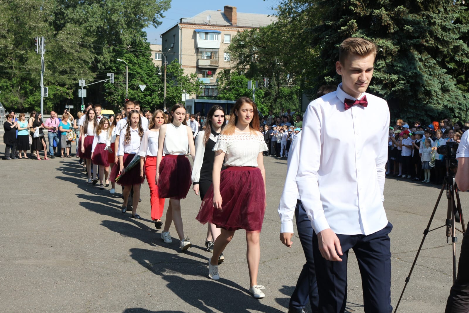 Выпускники Днепра восхитили и удивили нарядами на Последний звонок (Фото). Новости Днепра