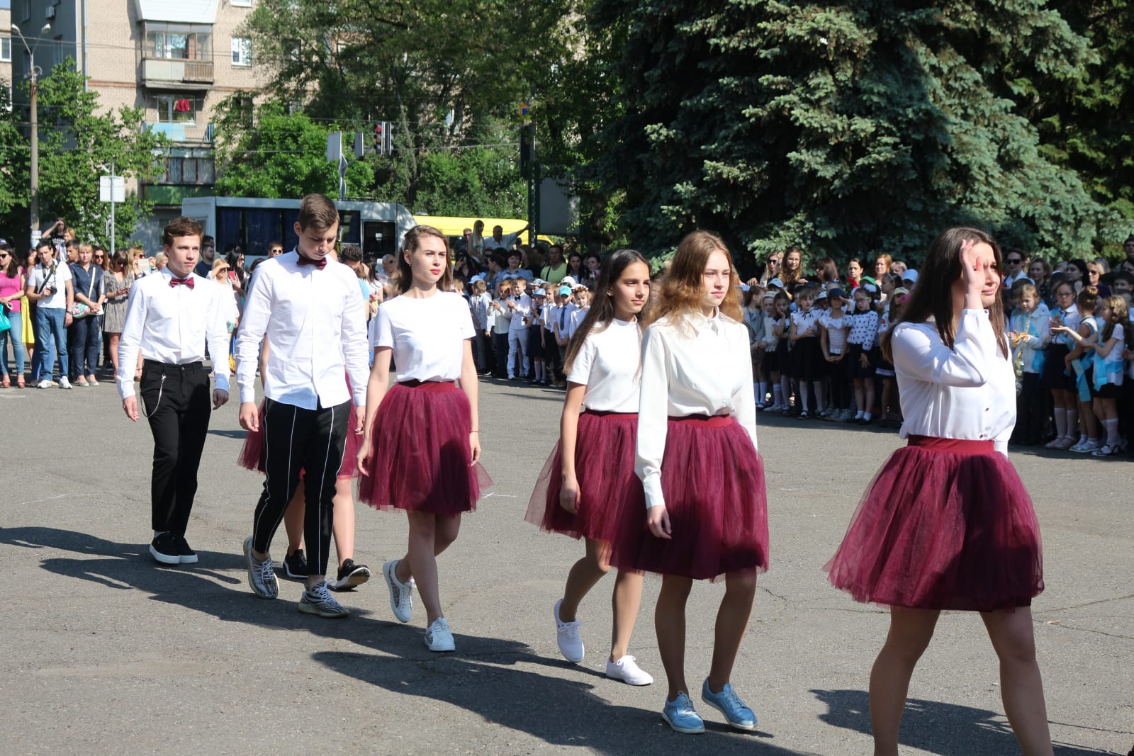 Выпускники Днепра восхитили и удивили нарядами на Последний звонок (Фото). Новости Днепра