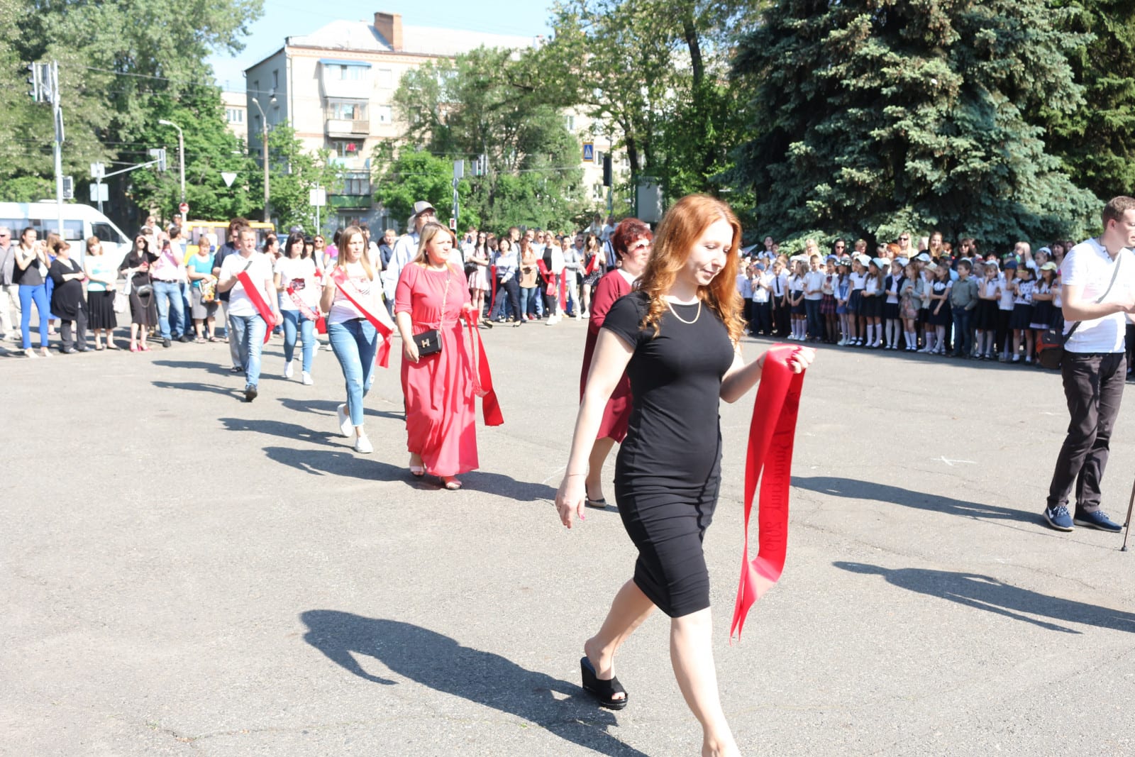 Выпускники Днепра восхитили и удивили нарядами на Последний звонок (Фото). Новости Днепра