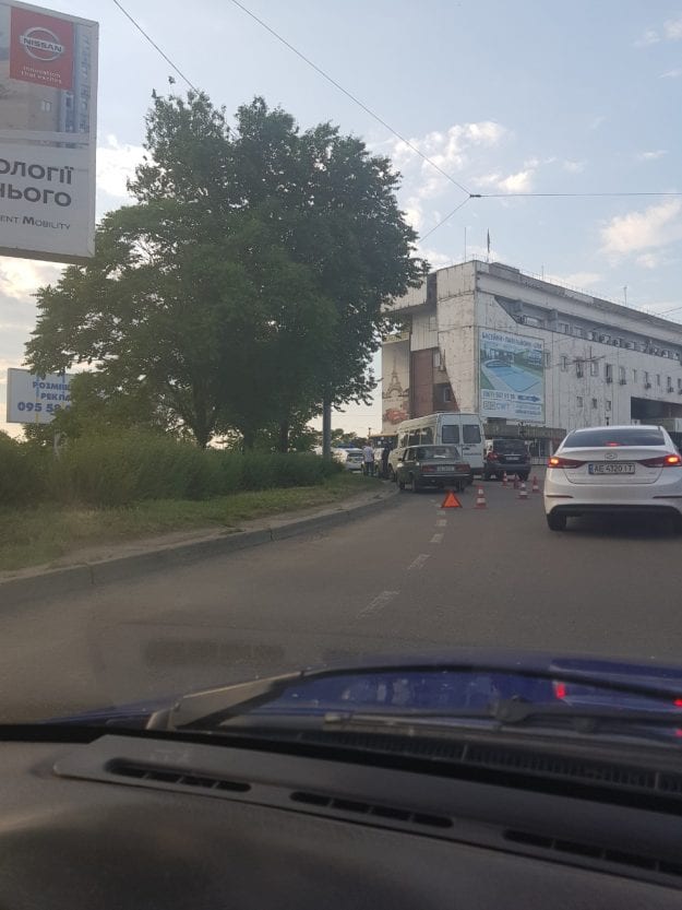 В Днепре в районе речпорта случилось ДТП: движение затруднено (фото). Новости Днепра