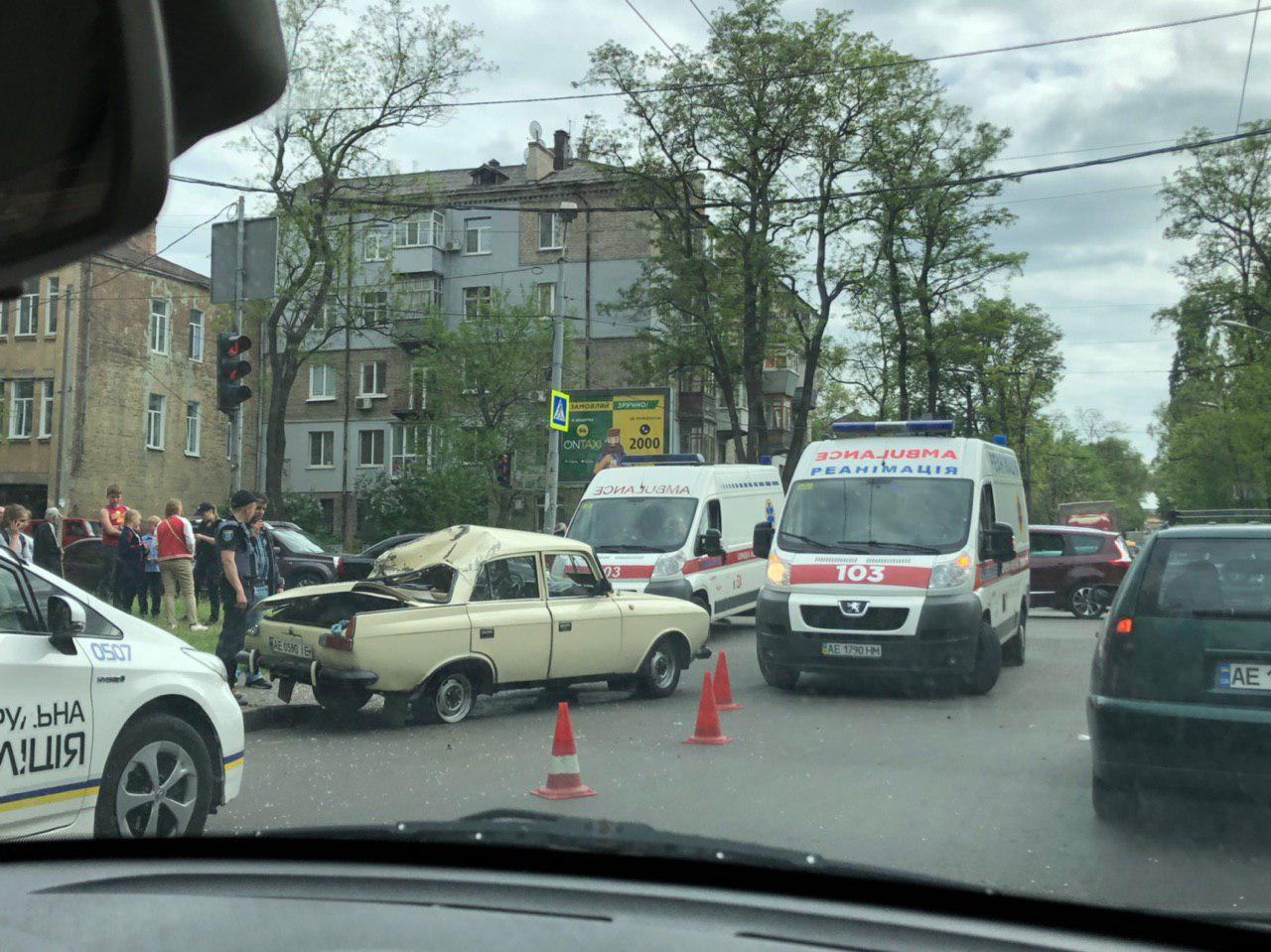 В центре Днепра произошло серьезное ДТП: автомобиль перевернулся на крышу. Новости Днепра
