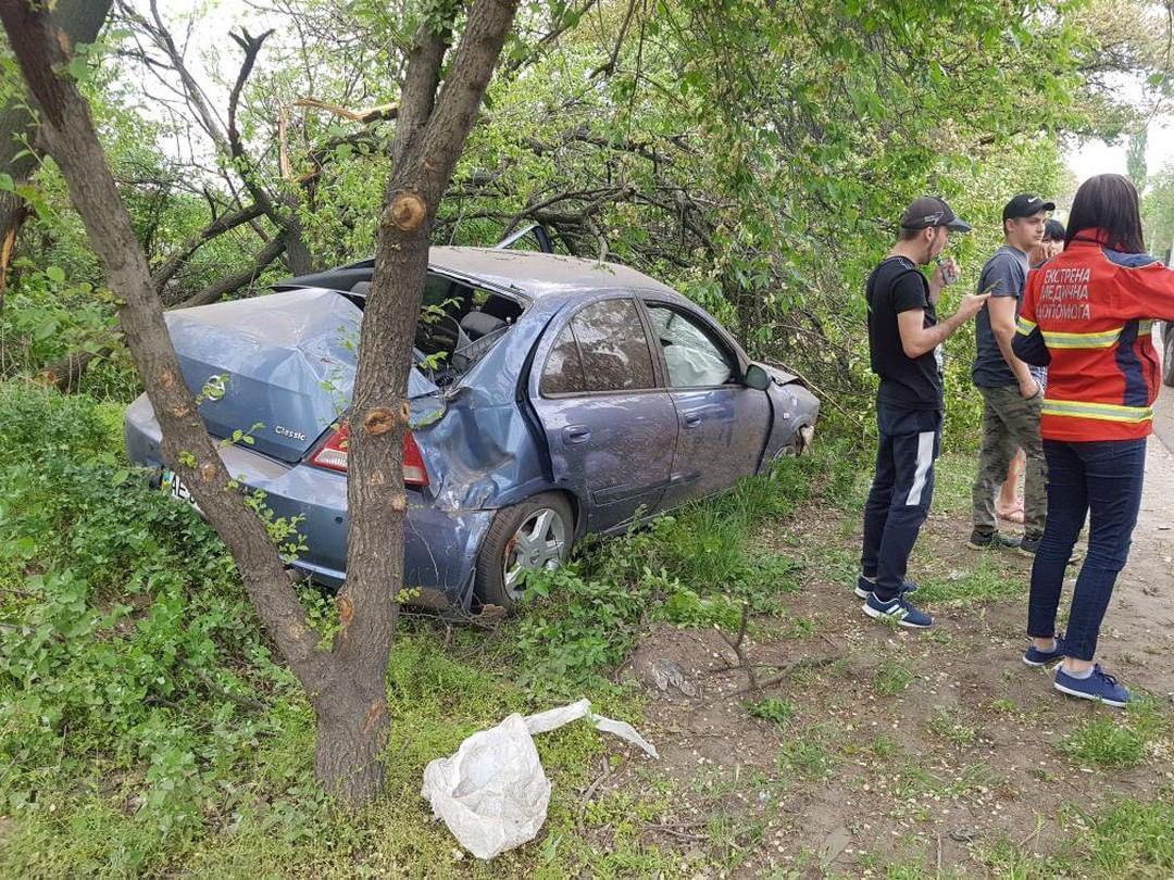 В Днепре в районе кладбища авто на полном ходу влетело в дерево (видео).  Новости Днепра