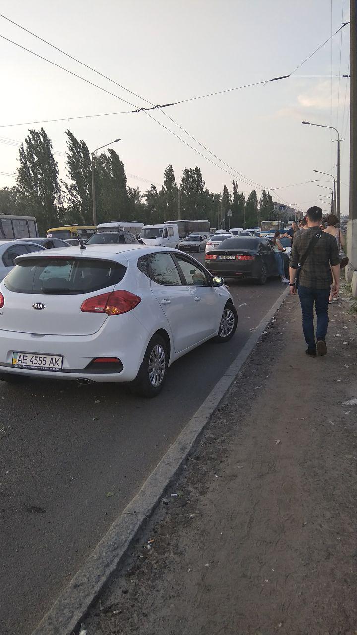 В Днепре на Новом мосту ДТП: авария парализовала движение (ФОТО). Новости Днепра