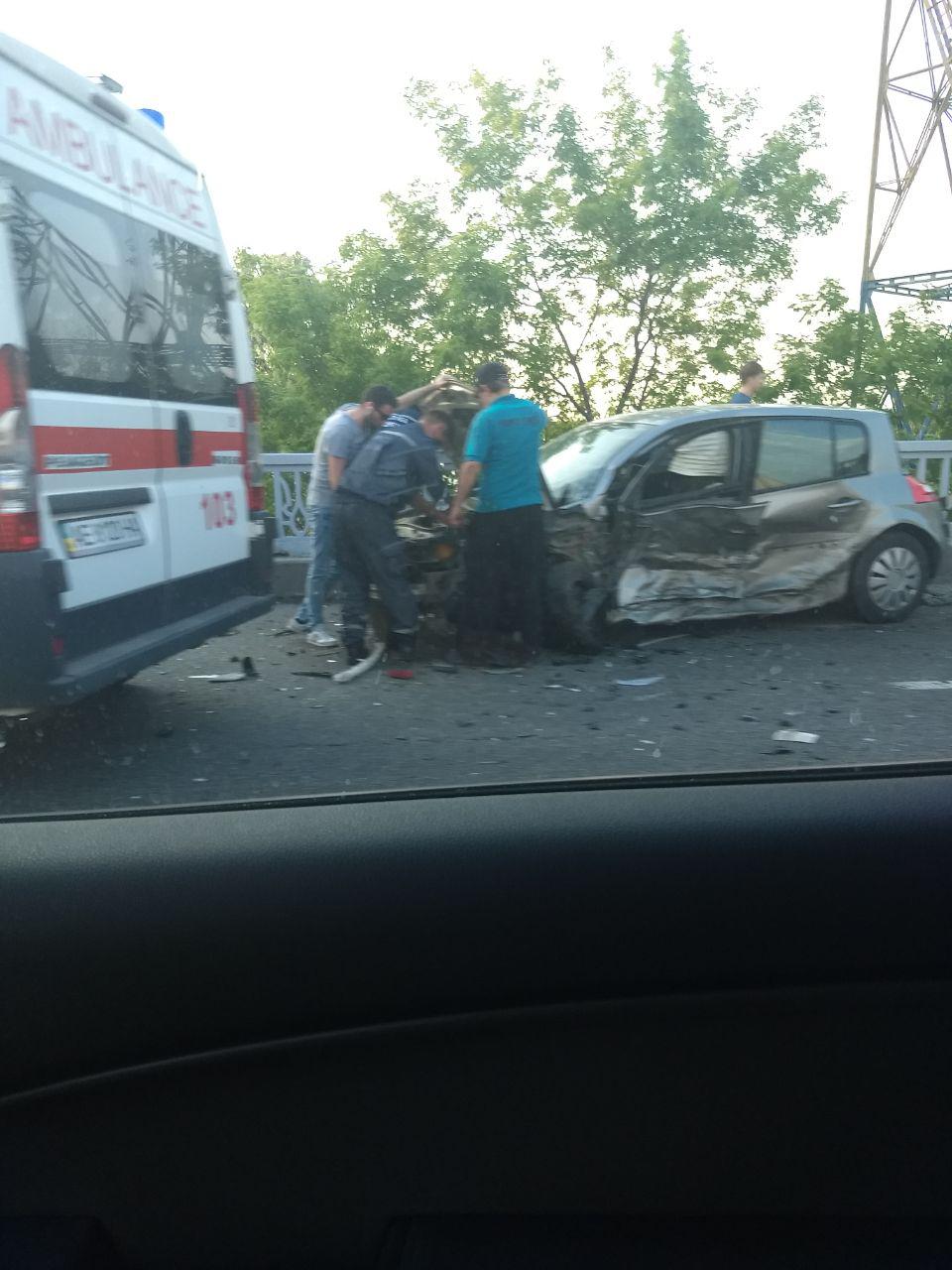 В Днепре на Новом мосту ДТП: авария парализовала движение (ФОТО). Новости Днепра