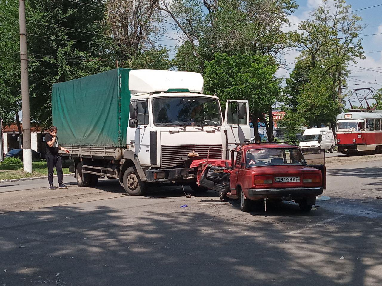 От машины осталась груда металла: в Днепре «МаЗ» раздавил «Жигули» (Фото). Новости Днепра