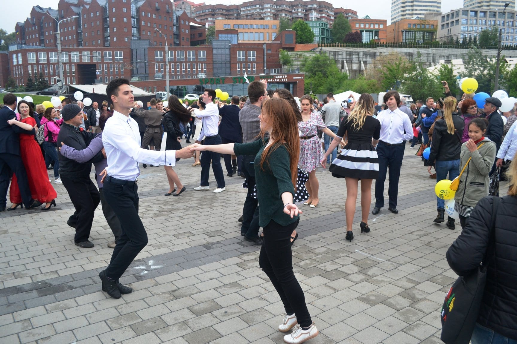 В Днепре на 9 мая около 200 пар танцевали «Вальс життя» под открытым небом (Фото, видео). Новости Днепра