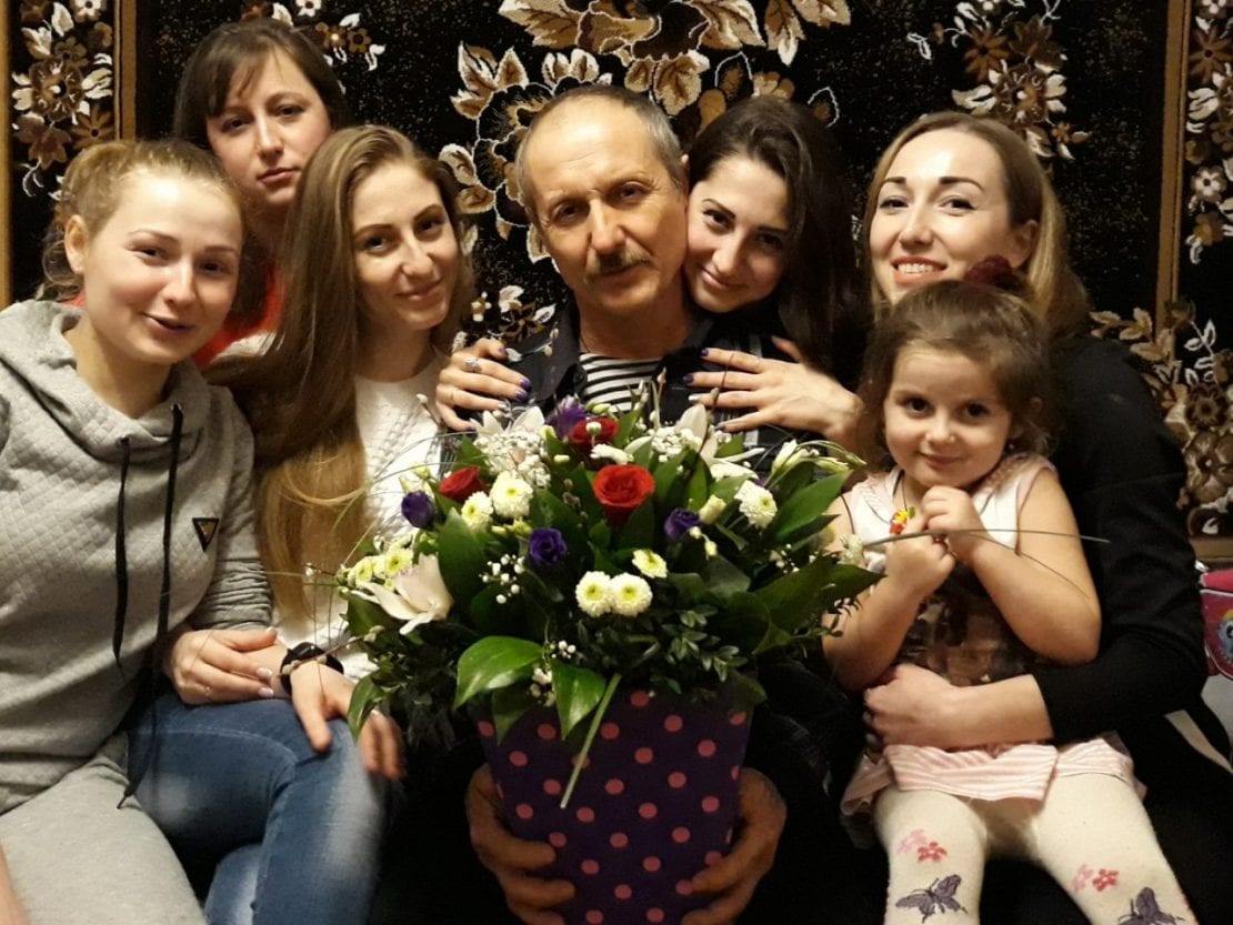Ювелир из Дмухайловки: под Днепром мужчина в одиночку вырастил 5 дочерей. Новости Днепра