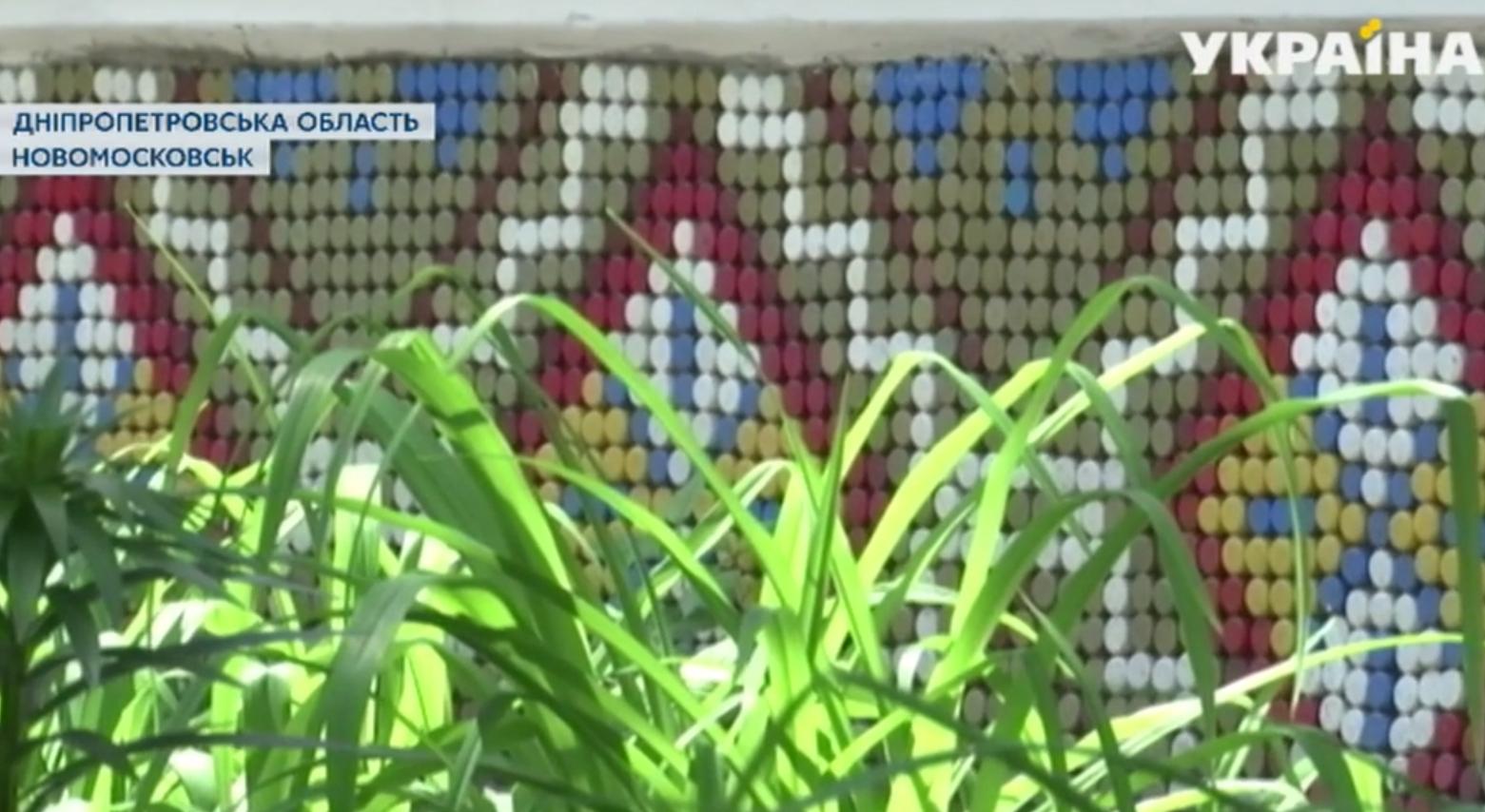 Под Днепром пенсионерка создает креативные вышиванки из пластиковых крышек (Фото). Новости Днепра