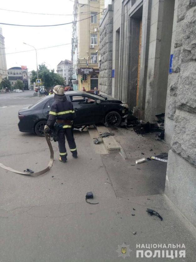 Въехал на машине в мэрию: в Харькове произошло серьезное ДТП (Фото). Новости Днепра