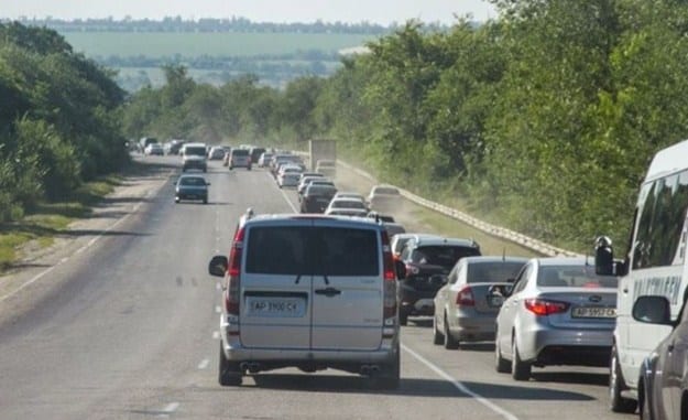 Азовское море заставляет днепрян стоять в километровых заторах (Фото). Новости Днепра