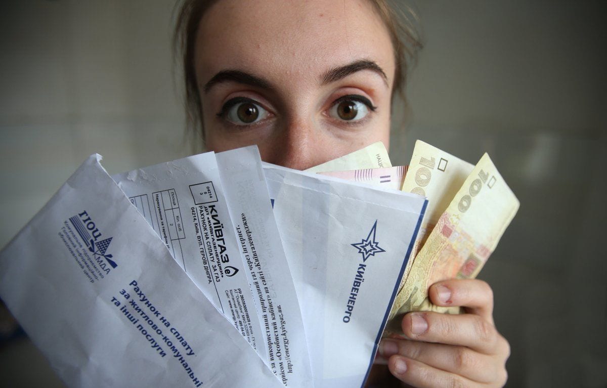 Украинцев начали штрафовать за долги по коммуналке: сколько придется платить?
