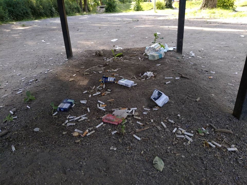 В Днепре на ж/м Сокол жители требуют демонтировать лавочки. Новости Днепра