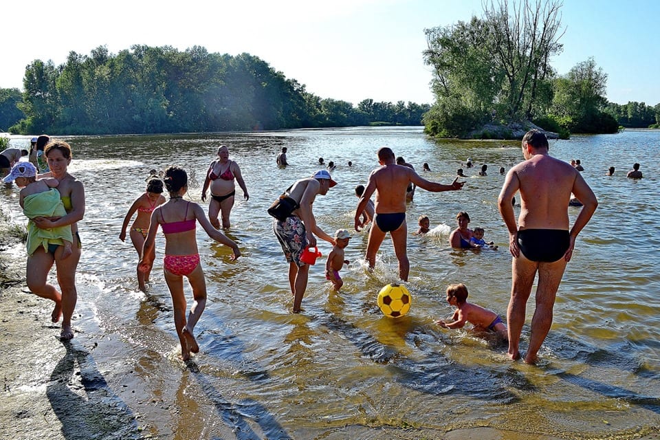 Днепряне массово купаются на стихийных пляжах (Фото). Новости Днепра