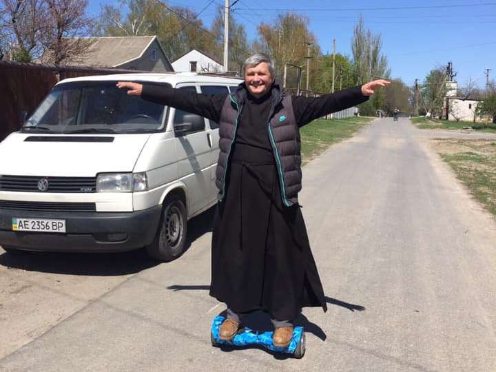 Под Днепром священник ездит на работу на гироскутере (Фото). Новости Днепра