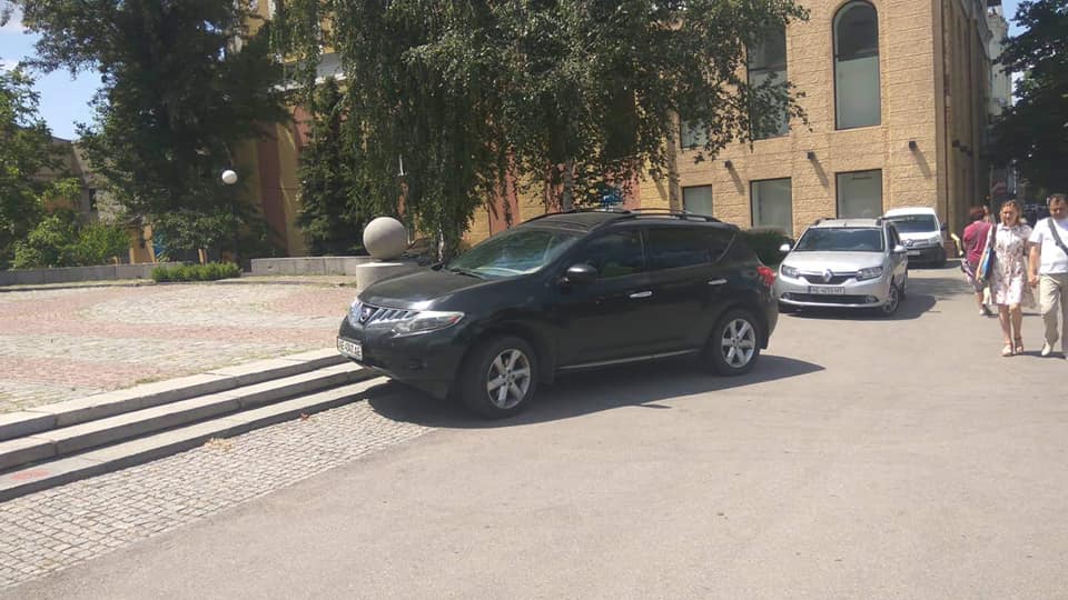 Свинья решила припарковаться: в Днепре эвакуировали внедорожник, брошенный возле памятника Полю. Новости Днепра