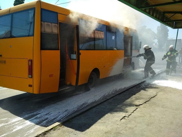 Когда автобус стоит на остановке капли дождя оставляют на боковом стекле вертикальные следы