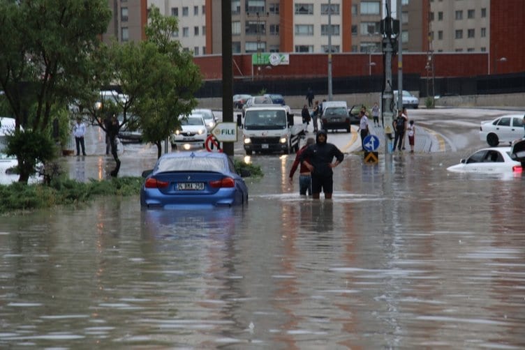 В Турции страшный потоп уносит жизни: водой залито все (Фото, видео). Новости Днепра
