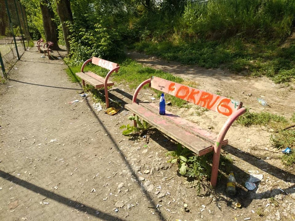 В Днепре на ж/м Сокол жители требуют демонтировать лавочки. Новости Днепра