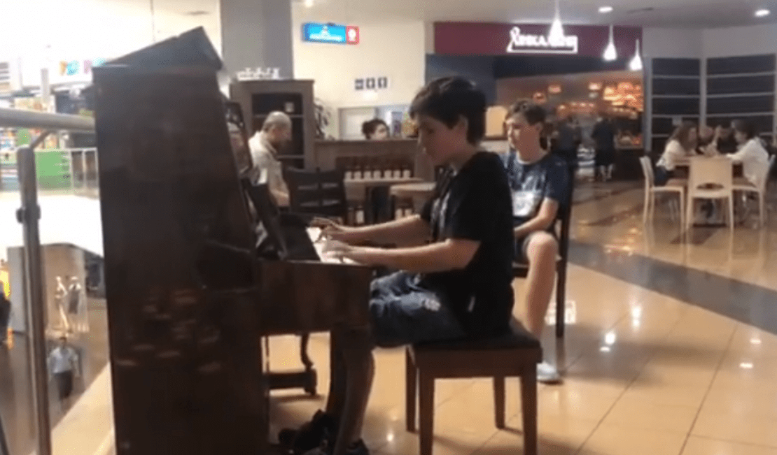 Играют божественно: мальчишки «зажигают» игрой на пианино прямо в городском супермаркете (Видео). Новости Днепра