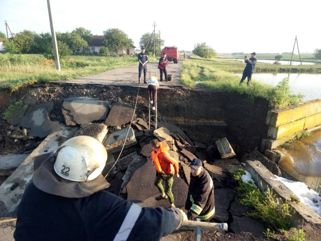 Затопленные дороги, села и смерть от удара молнии: в Украине буйствует стихия (Фото). Новости Днепра