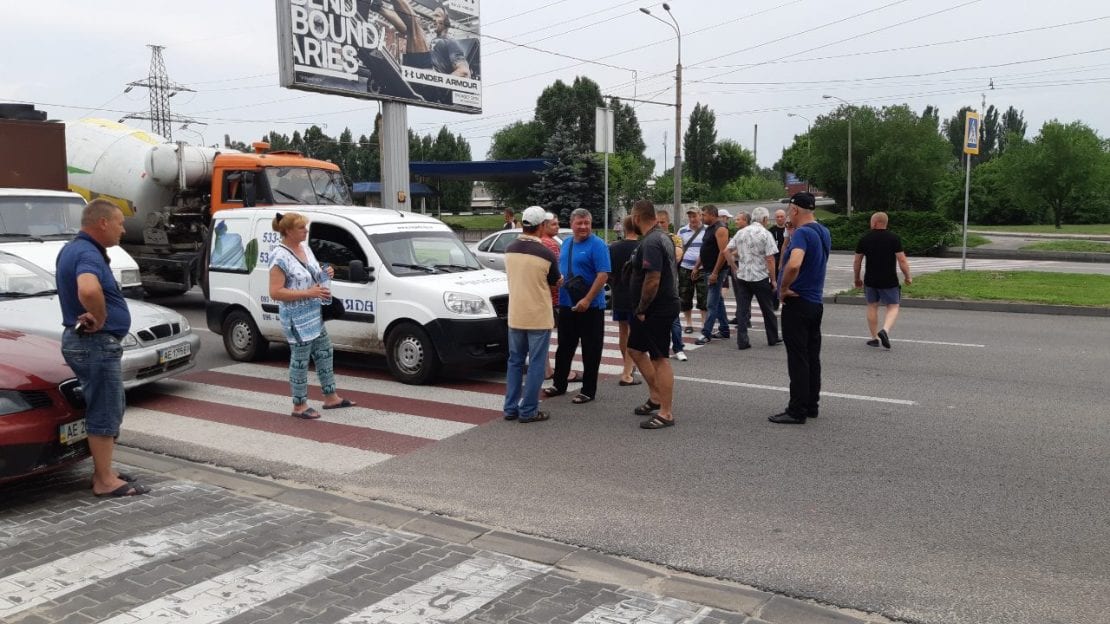 На Набережной Заводской парализовано движение: по пешеходном переходу ходит толпа людей (Фото). Новости Днепра