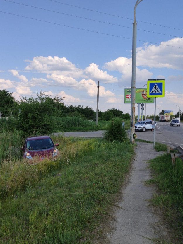 ДТП на Полтавском шоссе в Днепре: автомобиль слетел с дороги (Фото). Новости Днепра