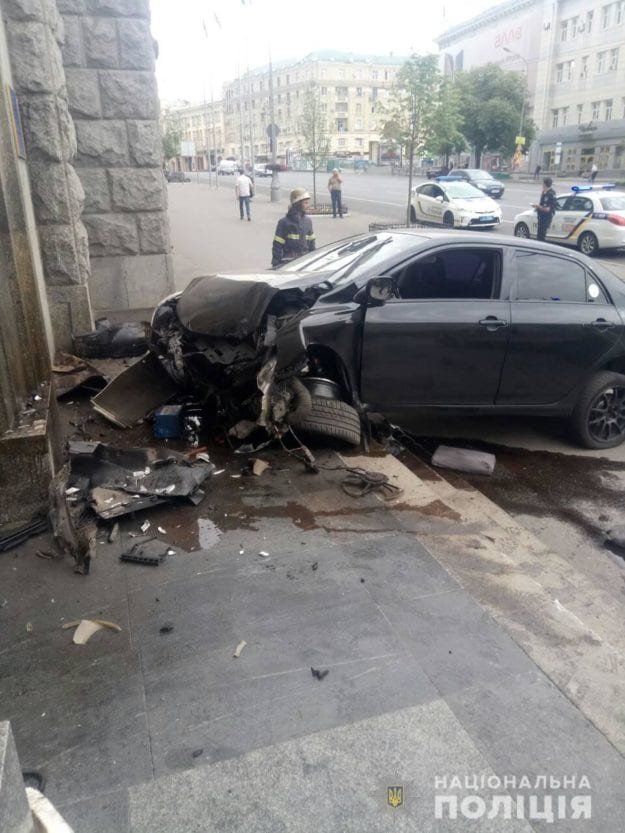 Въехал на машине в мэрию: в Харькове произошло серьезное ДТП (Фото). Новости Днепра