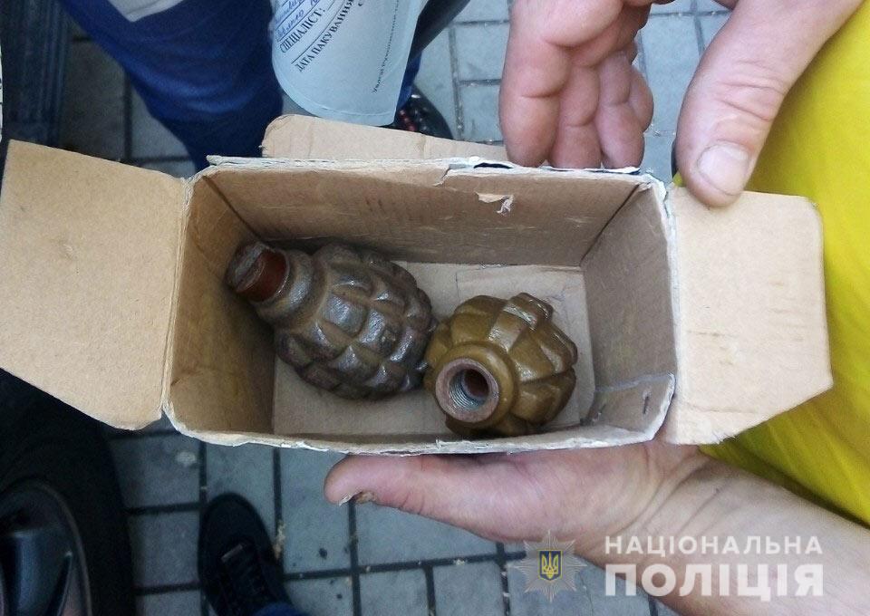 В Днепре бабушка продавала гранаты в подземном переходе (Фото). Новости Днепра