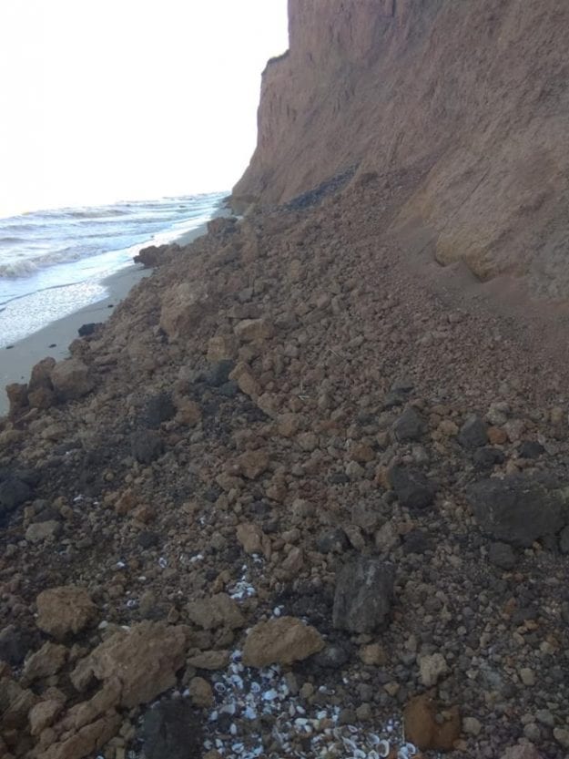 Азовское море «съедает» побережье: база отдыха уже повисла на краю пропасти (Фото). Новости Днепра