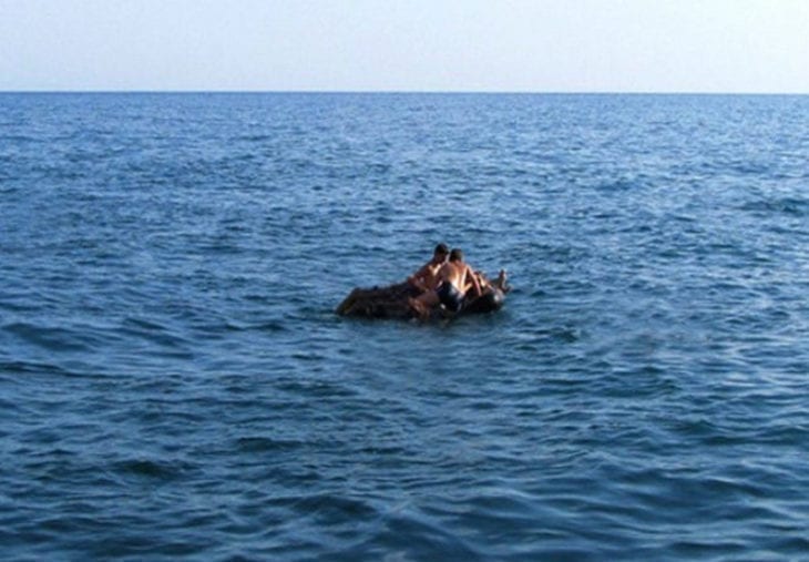 Отдых на Азовском море едва не стал смертельным: молодую пару на матрасе унесло далеко в море. Новости Днепра
