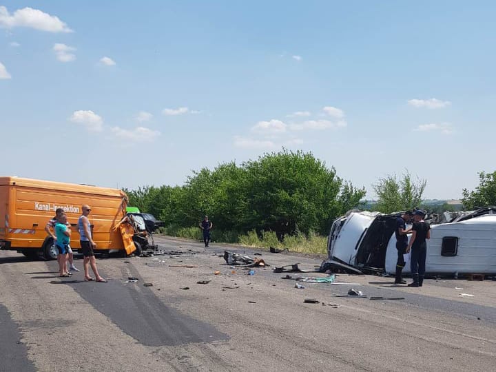 Массовое ДТП с автобусом «Николаев – Первомайск»: 15 пострадавших, людей «вырезали» спасатели (Фото). Новости Днепра