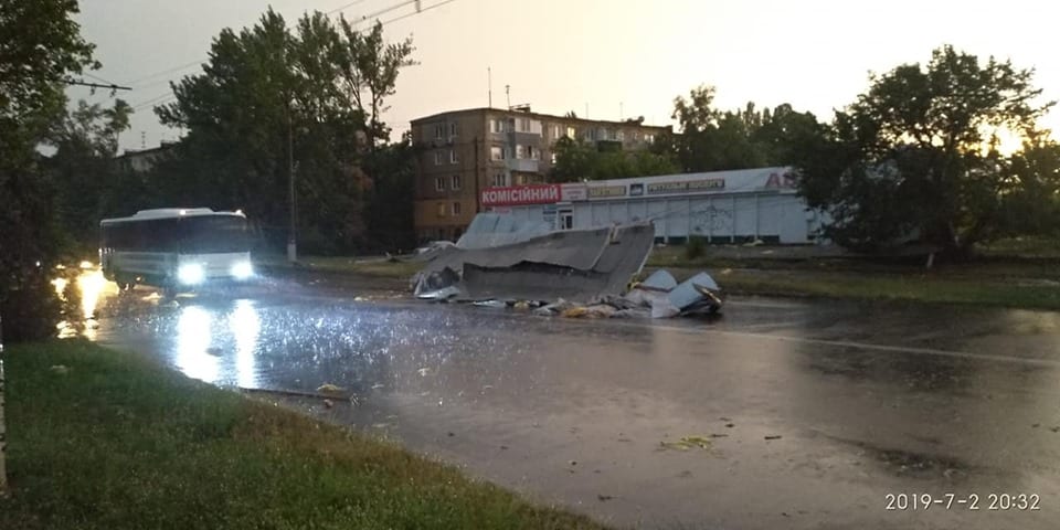 Стихийное бедствие в Днепропетровской области: сотни поваленных деревьев, дома без крыш, света и газа (Фото). Новости Днепра