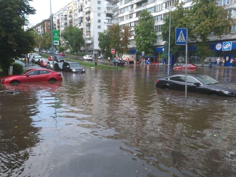Киев затопило: люди плавают по городу на надувных кругах (Фото). Новости Днепра
