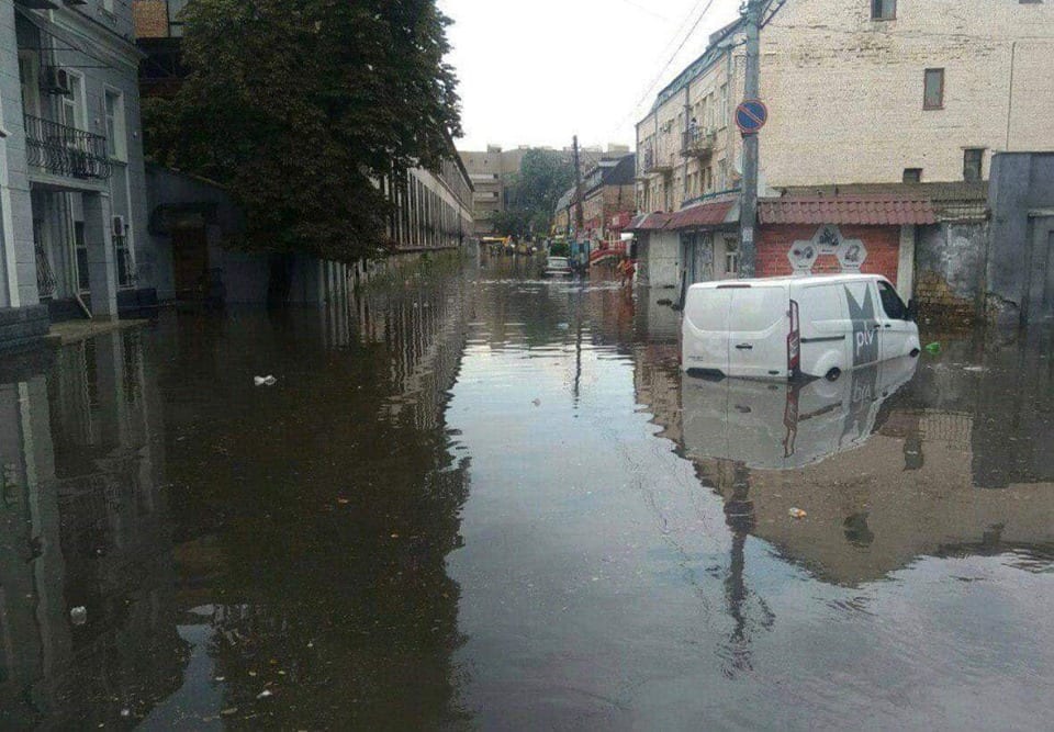 Киев затопило: люди плавают по городу на надувных кругах (Фото). Новости Днепра