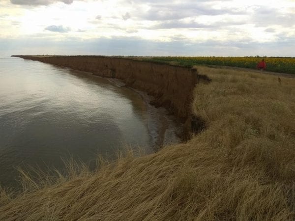 Азовское море «съедает» побережье: база отдыха уже повисла на краю пропасти (Фото). Новости Днепра