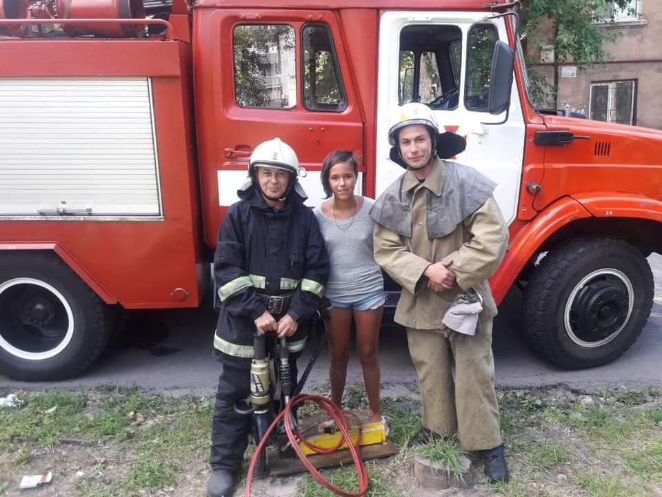 Под Днепром спасатели вытащили девочку из железной решетки (Фото). Новости Днепра