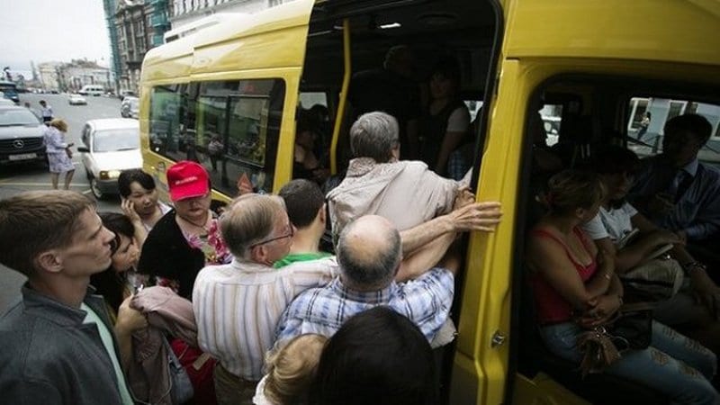 Появилось видео, как в Днепре пассажиры штурмуют 55-ю маршрутку. Новости Днепра