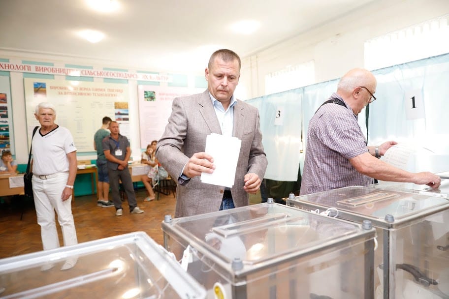 В Днепре все спокойно: Борис Филатов проголосовал на внеочередных парламентских выборах. Новости Днепра