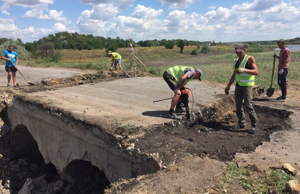 Последствия катастрофы: облавтодор спасает трассу на Бердянск. Новости Днепра