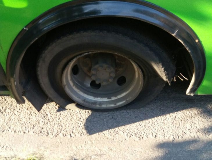В Днепре у маршрутки, забитой пассажирами, на ходу лопнуло два колеса (Фото). Новости Днепра