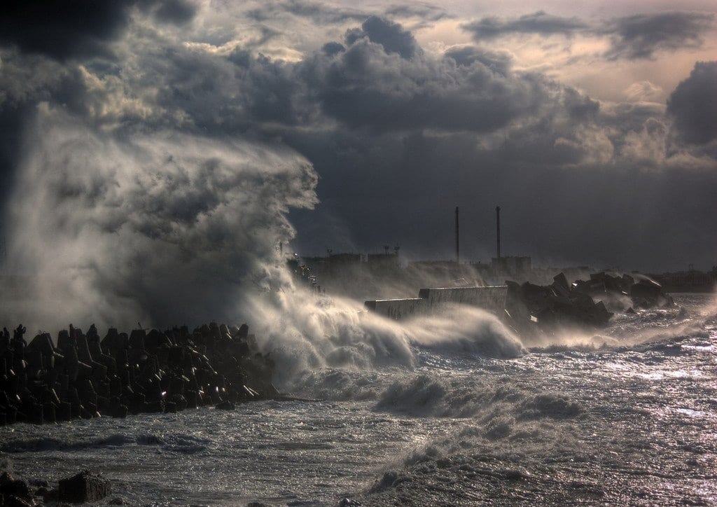 Азовское море накроет сильнейший шторм: ливни, град и ураган синоптики обещают уже завтра. Новости Днепра