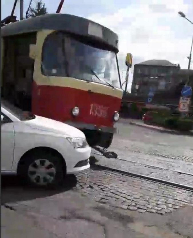 На Старомостовой в Днепре столкнулись автобус, трамвай и 2 легковых автомобиля: серьезная пробка (Фото). Новости Днепра