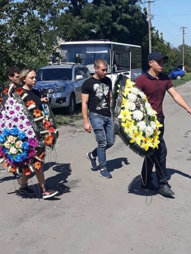 Стена плача и живой коридор: под Днепром сотни пришли проститься с погибшим воином. Новости Днепра