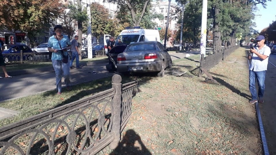 В центре Днепра Opel вылетел на пешеходную зону: на месте скорая и полиция (Фото). Новости Днепра