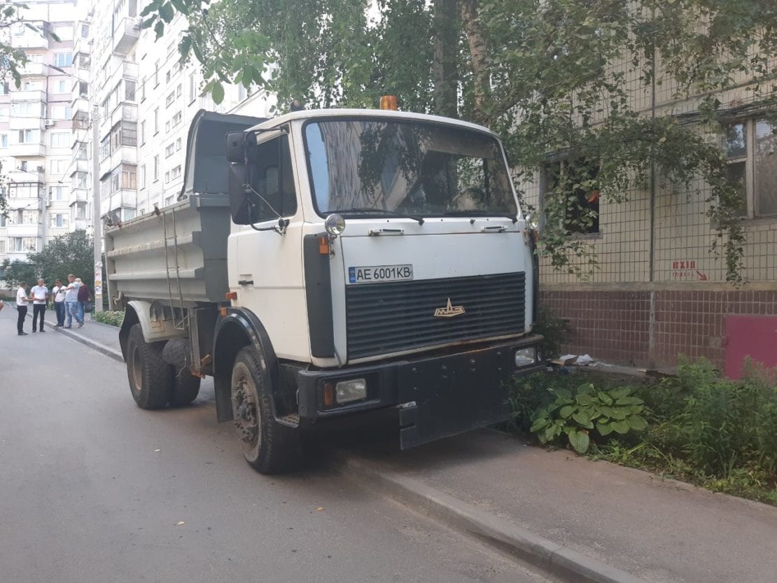 Хлам вывозят самосвалами: в Днепре на ж/м Красный Камень женщина сделала из квартиры свалку (Фото). Новости Днепра