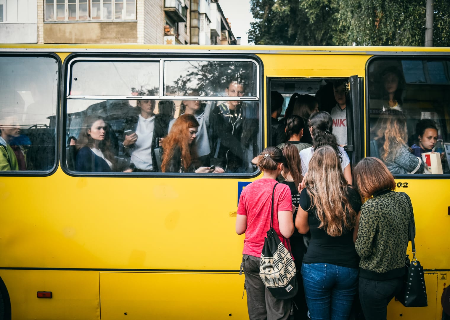 Толпа людей в автобусе