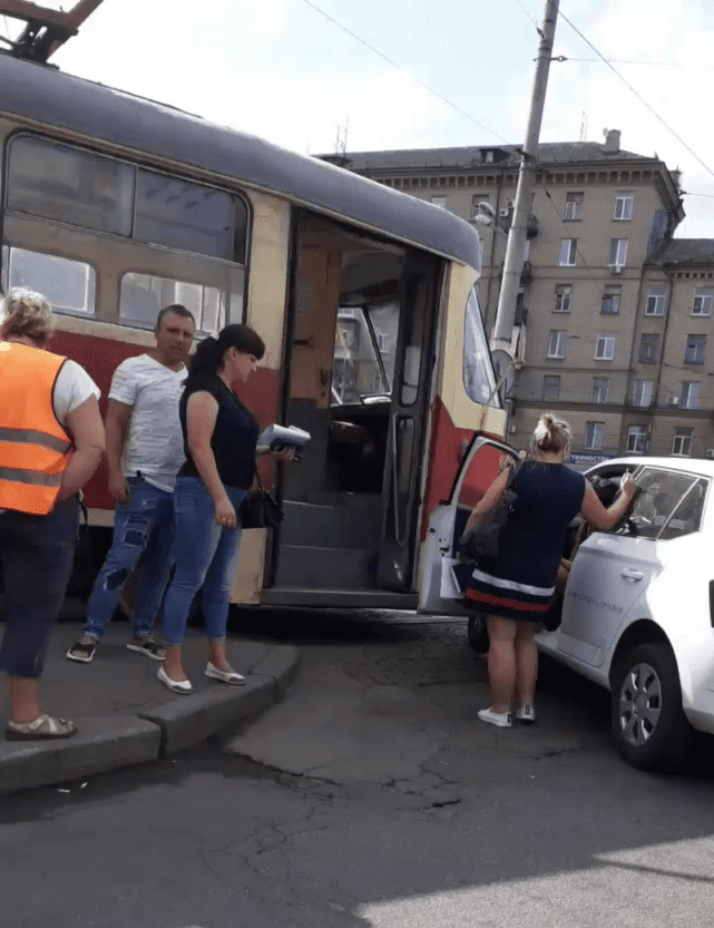 На Старомостовой в Днепре столкнулись автобус, трамвай и 2 легковых автомобиля: серьезная пробка (Фото). Новости Днепра