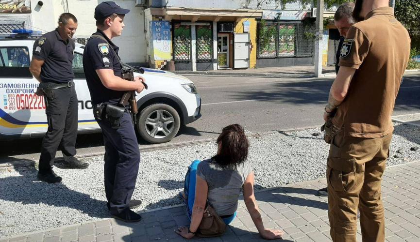 Под Днепром полуголая женщина бросалась под машины (Фото). Новости Днепра