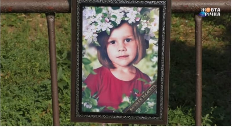 Привет, малыш, мы на твоей могиле: годовщину смерти 4-летней Киры земляки провели на кладбище. Новости Днепра