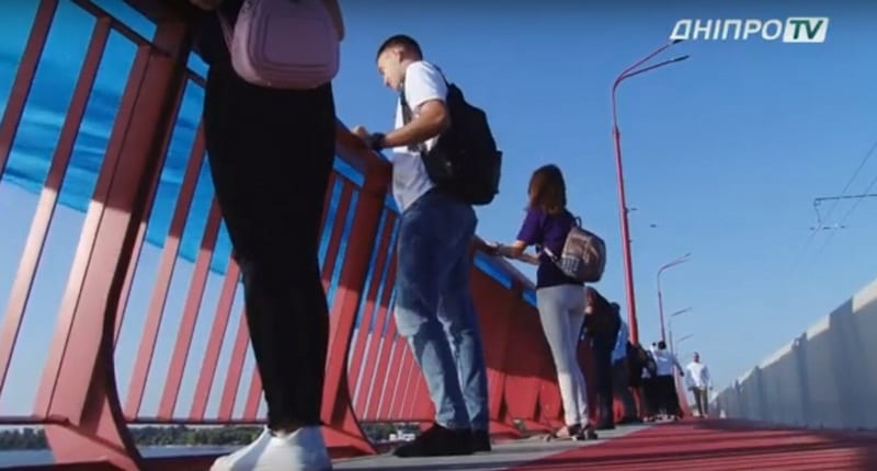 В Днепре на Новом мосту собралась толпа молодежи: что случилось (Видео). Новости Днепра